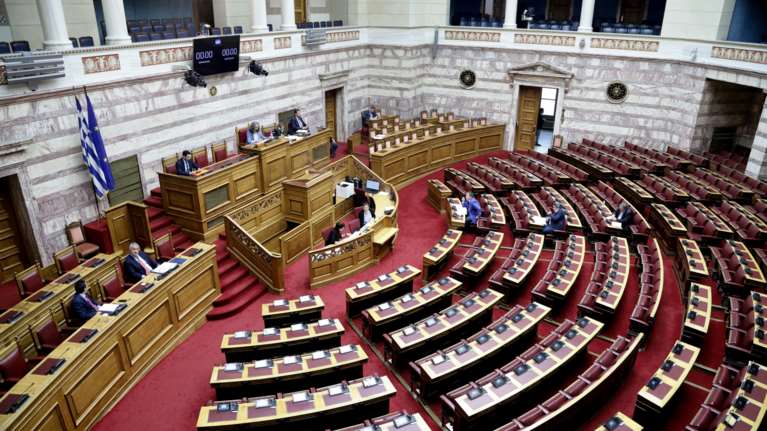 Κατατέθηκε στη Βουλή το μεταναστευτικό νομοσχέδιο - Πιο γρήγορα το άσυλο