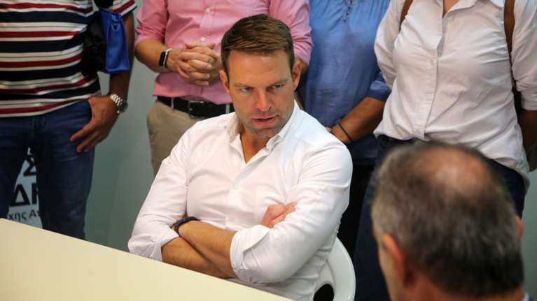 Κασσελάκης εναντίον Μπέου: Ο Μητσοτάκης να άρει τη στήριξή του – Να αποχωρήσει άμεσα από τις εκλογές