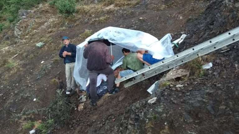 Βοσκός βρήκε ηλικιωμένο που έπεσε σε γκρεμό - Εικόνες από την επιχείρηση διάσωσης