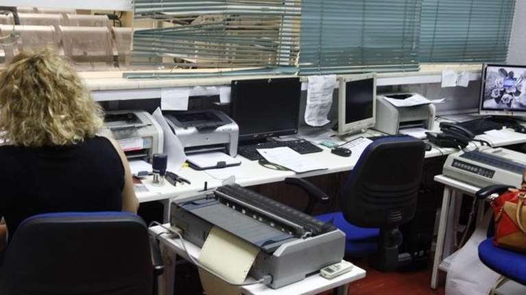 Oι 6 αλλαγές που δρομολογούνται στο Δημόσιο: Τι θα ισχύει για τηλεργασία, συμβασιούχους και μπόνους παραγωγικότητας