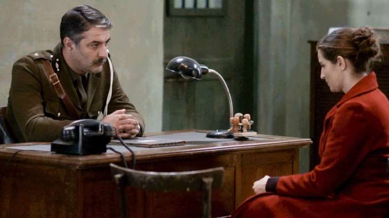 Άγριες Μέλισσες: Ο Βόσκαρης εμπλέκει την Ελένη στον φόνο του Γεωργαλά