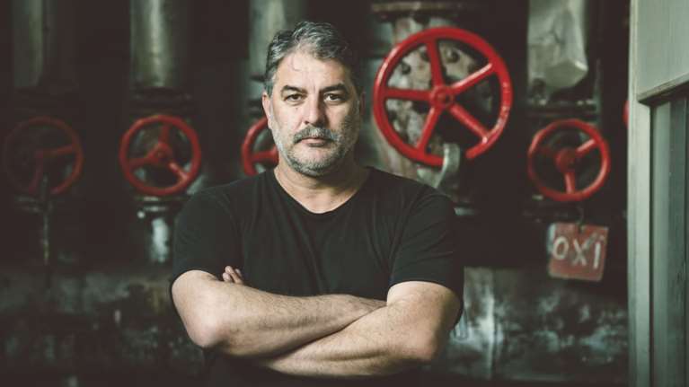 Από τους Εκτελεστές μέχρι τα Κόκκινα Φανάρια: Ο Βασίλης Μπισμπίκης και οι μεγάλοι του σταθμοί