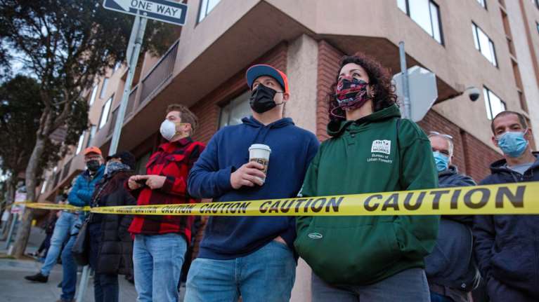 Χωρίς μάσκες οι εμβολιασμένοι στις ΗΠΑ: Σύγχυση και αντιπαραθέσεις μετά τη νέα οδηγία του CDC