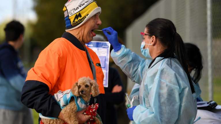 Κορονοϊός στην Αυστραλία: Ξανά "με το δελτίο" το χαρτί υγείας - Αδειάζουν τα καταστήματα