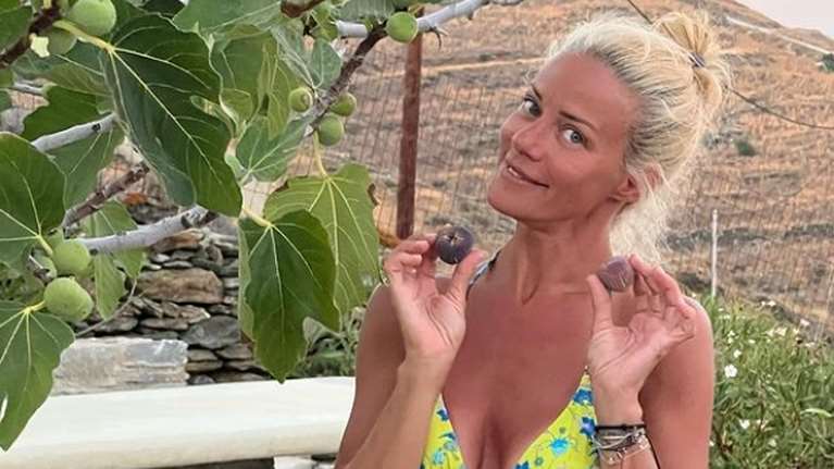 Η Ζέτα Μακρυπούλια μαζεύει σύκα και ... κερνάει την πραμάτεια της στο Instagram [εικόνες]