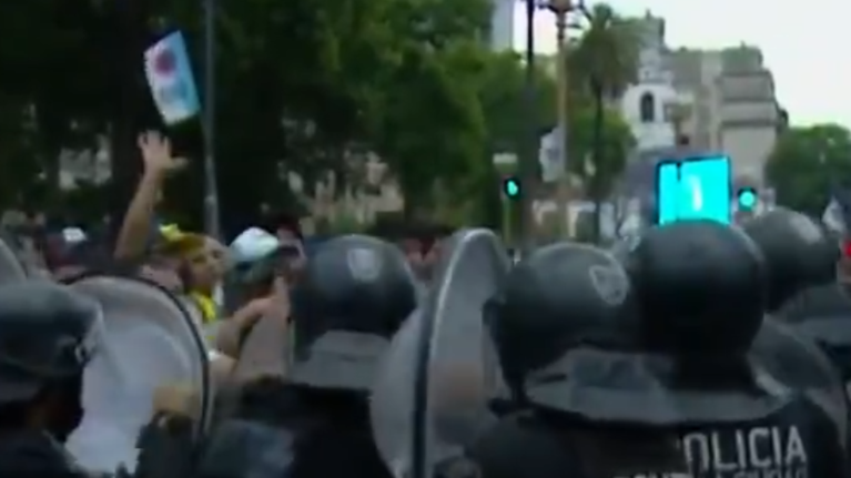 Ντιέγκο Μαραντόνα: Επεισόδια στο λαϊκό προσκύνημα της σορού του- Συγκρούσεις της αστυνομίας με πολίτες