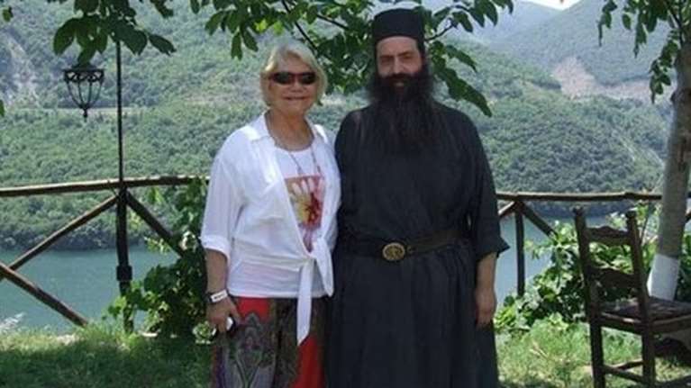 Μαρινέλλα: &quot;Είμαι βέβαιος ότι προσεύχεται,σε όλες τις δύσκολες καταστάσεις προσεύχεται&quot;, λέει ο  πνευματικός της