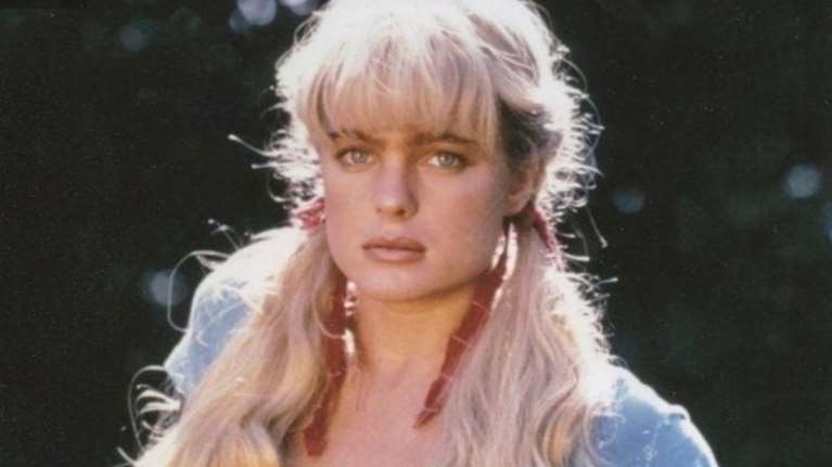 Έρικα Ελένιακ: H σταρ του Baywatch είναι σήμερα κυριολεκτικά αγνώριστη