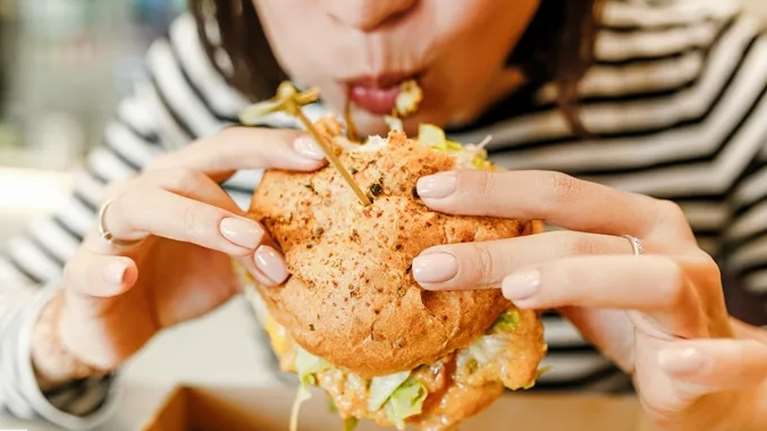 Μποτιλιάρισμα + πείνα = Fast food! Γιατί η κίνηση στους δρόμους μάς κάνει να τρώμε ανθυγιεινά;