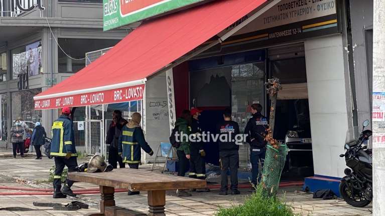 Στο νοσοκομείο με εγκαύματα στο πρόσωπο και τα χέρια 35χρονος μετά από έκρηξη σε συνεργείο αυτοκινήτων [Εικόνες - Βίντεο]