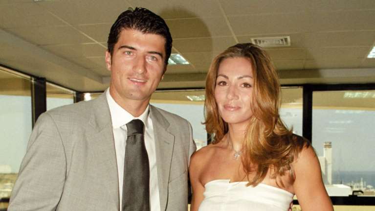 Μίνιμαλ πριν γίνει μόδα: Το πανέμορφο, λιτό two-piece νυφικό της Ελένης Πετρουλάκη 26 χρόνια πριν