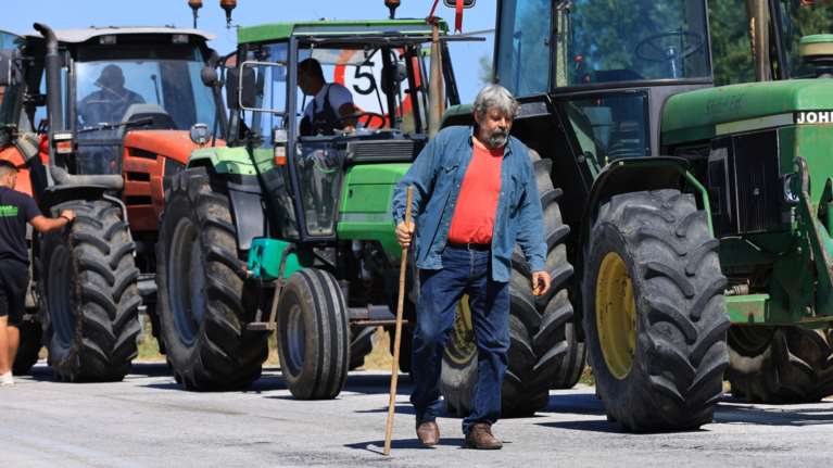 "Ζεσταίνουν" τα τρακτέρ οι αγρότες: Σήμερα ξεκινούν οι πρώτες κινητοποιήσεις - Μπλόκα σε όλη τη χώρα