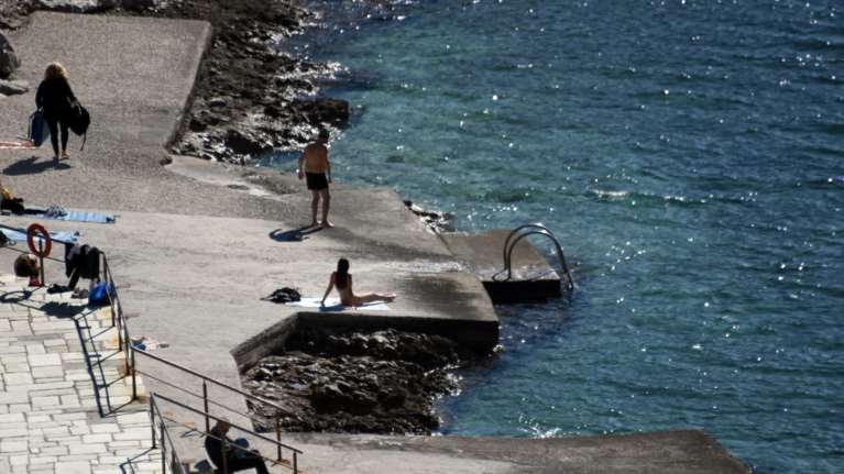 Ο καιρός τρελάθηκε: Στους 22 βαθμούς η θερμοκρασία στη Σπάρτη - Κύμα ζέστης ως τη Δευτέρα