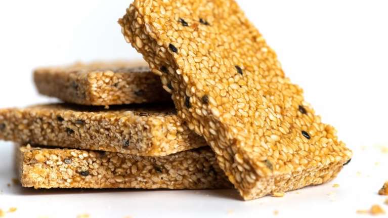 Η καλύτερη μπάρα ενέργειας: Πώς θα φτιάξεις παστέλι μόνο με μέλι και σουσάμι - Η πιο απλή και υγιεινή συνταγή