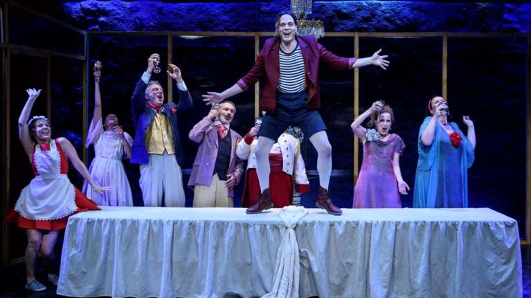 Μια σουρεαλιστική σάτιρα στον Σταθμό δεν αφήνει τίποτα όρθιο!