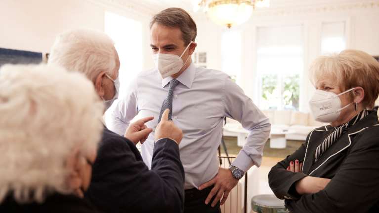 Ο διάλογος Μητσοτάκη με τους συνταξιούχους: &quot;Να ξαναδείτε τα εγγόνια σας, να πάτε στο χωριό σας&quot;