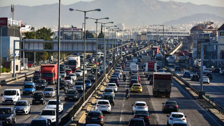 Έντονη κίνηση στους δρόμους: Μποτιλιάρισμα στον Κηφισό λόγω τροχαίου - Live