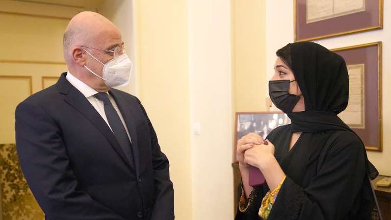 Φόρουμ Φιλίας στην Αθήνα: Η συνάντηση Δένδια με την εντυπωσιακή υπουργό των Ηνωμένων Αραβικών Εμιράτων