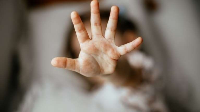 SafeYOUth: &quot;Βλέπω τους ξυλοδαρμούς και φοβάμαι ότι ίσως αυτό συμβεί και σε μένα…&quot; - Το panic button των ανηλίκων