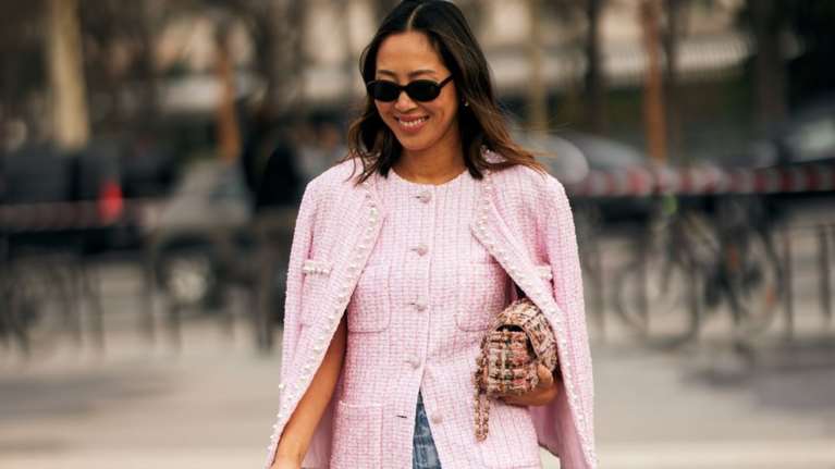 Tweed σακάκι και τζιν παντελόνι: Πώς θα φορέσεις με στιλ τον αγαπημένο συνδυασμό των fashionistas