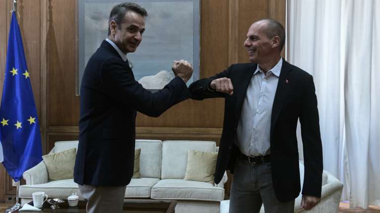 Σε εξέλιξη η συνάντηση Μητσοτάκη - Βαρουφάκη