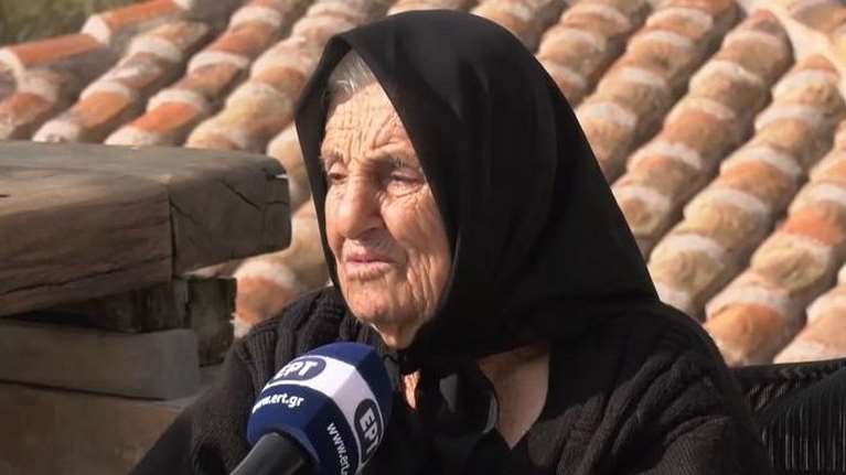 Γιαγιά 100 ετών έκανε την τρίτη δόση του εμβολίου: &quot;Για να μην αρρωστήσω και φύγω μια ώρα αρχύτερα&quot; [Βίντεο]