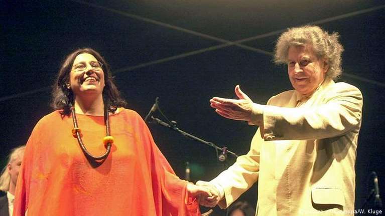 Μαρία Φαραντούρη για Μίκη Θεοδωράκη: Οσο ζω θα σε βλέπω πάντα να διευθύνεις τα τραγούδια μας και τα όνειρά μας