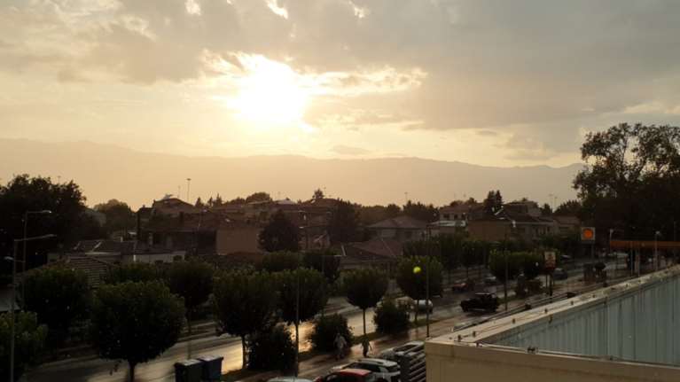 Απίθανο φαινόμενο: Καταιγίδα με… ήλιο, στα Τρίκαλα [video]