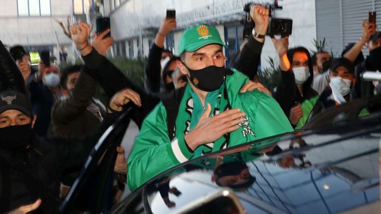 SMS στο...&quot;13&quot;: Έφτασε και αποθεώθηκε ο Χεζόνια - Τον υποδέχτηκαν 200 οπαδοί του Παναθηναϊκού