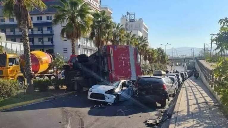 Τρομακτικό τροχαίο στο Νέο Φάληρο: Φορτηγό ψυγείο τούμπαρε και καταπλάκωσε παρκαρισμένο ΙΧ [εικόνες]