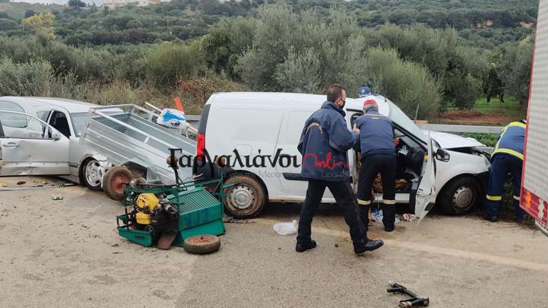 Τραγωδία  στους Γαργαλιάνους: Ενας νεκρός και δύο σοβαρά τραυματίες από σφοδρή σύγκρουση νεκροφόρας με αυτοκίνητο