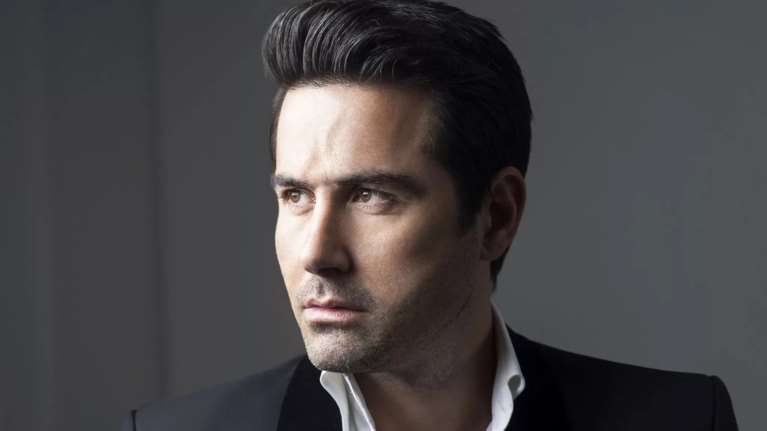 Υποδεχτείτε το 2025 με δέος και ένα NYE party!