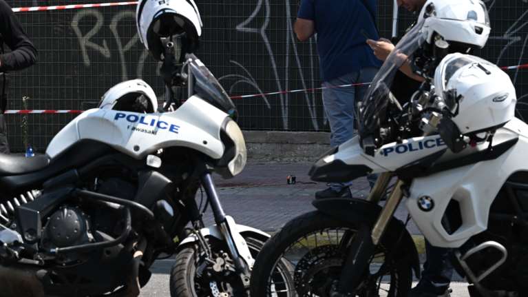 Ζωγράφου: Χειροπέδες σε δύο νεαρούς που είχαν ρημάξει τα καταστήματα της περιοχής υπό την απειλή μαχαιριού