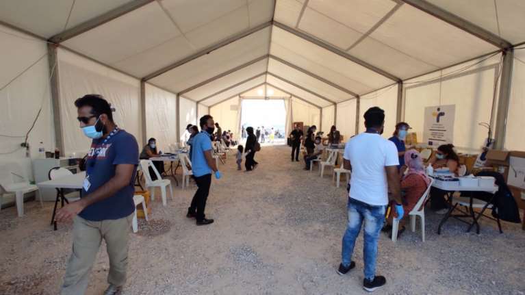 Λέσβος: Πάνω από 5.000 πρόσφυγες έχουν μπει στο Καρά Τεπέ - Ομαλά εξελίσσεται η επιχείρηση της ΕΛ.ΑΣ. [εικόνες]