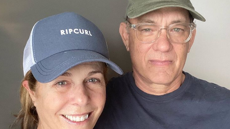 Έφτασαν στην Πάρο Τομ Χανκς και Ρίτα Γουίλσον - Με μάσκα, μαντίλι και ...σαγιονάρα