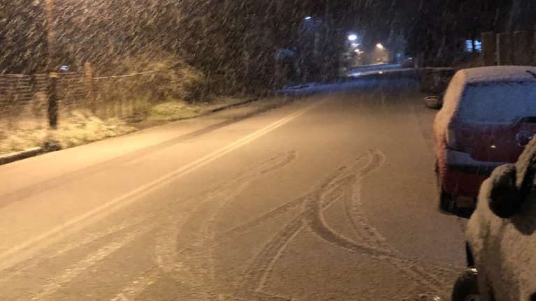 Έντονη χιονόπτωση στην καρδιά της άνοιξης - Έκλεισαν δρόμοι στον Χορτιάτη [Εικόνες - βίντεο]
