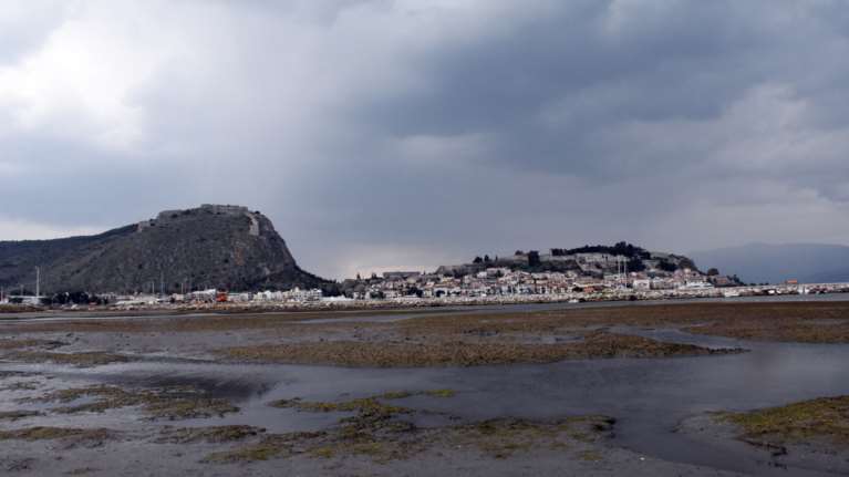 Ναύπλιο: Εξαφανίστηκε η θάλασσα από την άμπωτη στον Αργολικό κόλπο [Εντυπωσιακές εικόνες]