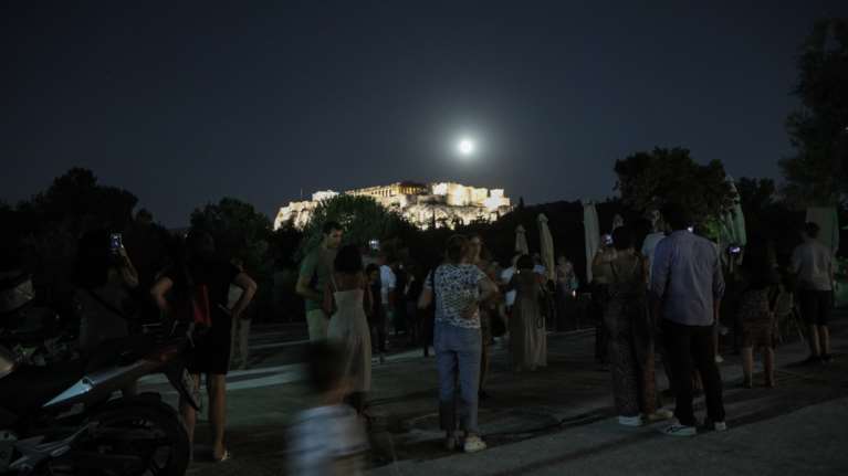 Κορονοϊός: Αδιόρθωτοι - Πλήθος κόσμου χωρίς αποστάσεις στην Ακρόπολη για την πανσέληνο [βίντεο]