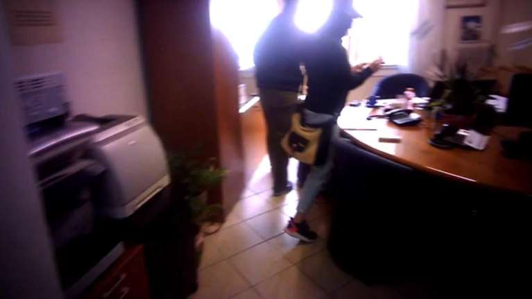 Εισβολή του Ρουβίκωνα στο γραφείο του Γιάννη Βρούτση- Για το Ασφαλιστικό