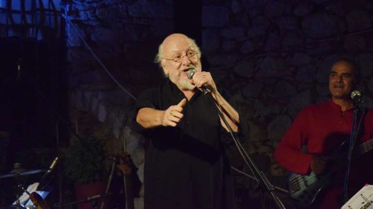 Ο Μίλτος Καρατζάς ξεσπάει σε κλάματα στον &quot;αέρα&quot; για τον θάνατο του Διονύση Σαββόπουλου