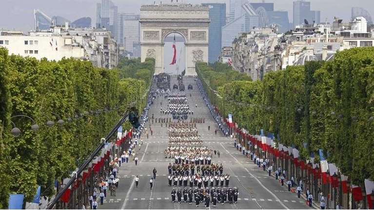 DW: &quot;Στρατηγοί με παντόφλες&quot; ονειρεύονται πραξικόπημα στη Γαλλία