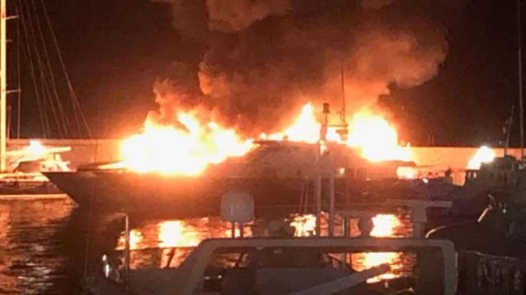 Χαλκιδική: Στις φωτιές τυλίχτηκαν δύο σκάφη στη μαρίνα του ξενοδοχείου Πόρτο Καρράς