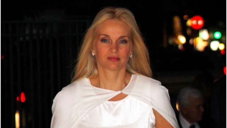 Μαρί Κωνσταντάτου: Η μοναδική φωτογραφία από τον κρυφό γάμο της - Νύφη με αμάνικο λευκό φόρεμα