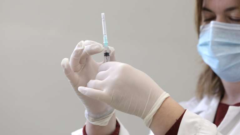 Κορονοϊός: To εμβόλιο που πρέπει να επιλέξετε ανάλογα με τον μήνα που νοσήσατε – Η εξήγηση Μαγιορκίνη