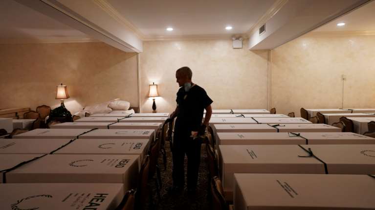 Φρίκη στη Νέα Υόρκη: Ξέμειναν από φέρετρα, χρησιμοποιούν χάρτινες κούτες  [εικόνες]