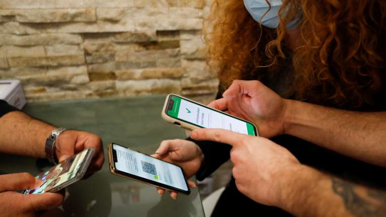 Το τερμάτισαν στην Ιταλία: Κορονοπάρτι ανεμβολίαστων για να κολλήσουν και να πάρουν πιστοποιητικό