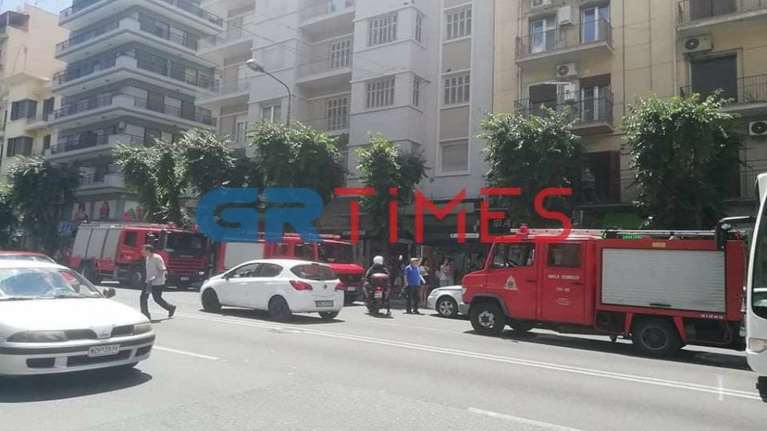 Μυστήριο με νεκρή γυναίκα σε πρασιά πολυκατοικίας στη Θεσσαλονίκη - Φέρει εγκαύματα [βίντεο]