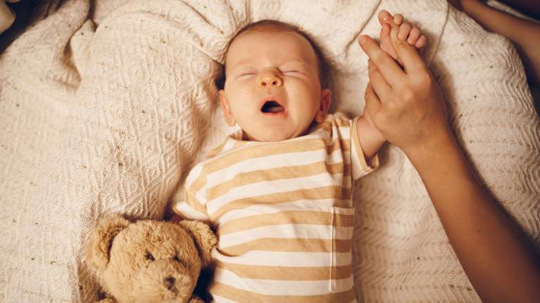 Γιατί κάποια μωρά ξυπνάνε και κλαίνε περισσότερο από τα άλλα;