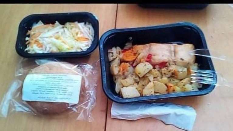 Θύελλα αντιδράσεων από την απόφαση να επανέρθει στη σίτιση η εταιρεία catering που ευθύνεται για τη δηλητηρίαση παιδιών