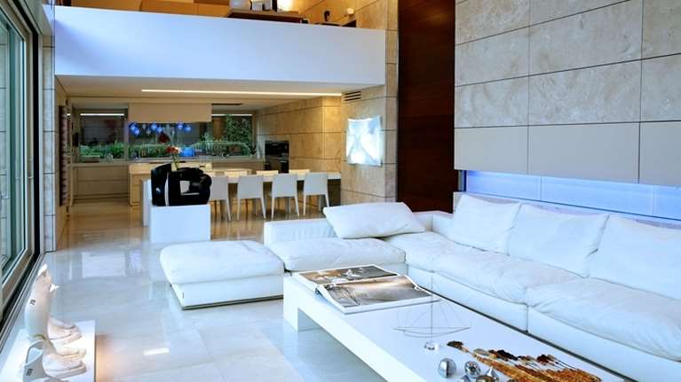 Δυνατή γεωμετρία στην Αθήνα: Θυμίζει τα σπίτια που φτιάχνουν τα παιδιά από χαρτόκουτα